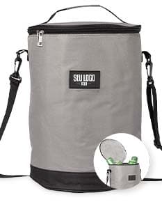Bolsa Térmica 18 Litros com alça de transporte e zíper na cor azul, ideal para manter alimentos e bebidas refrigerados por mais tempo.