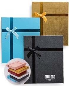 Caixa para presente decorada com laço vermelho e papel estampado de corações.