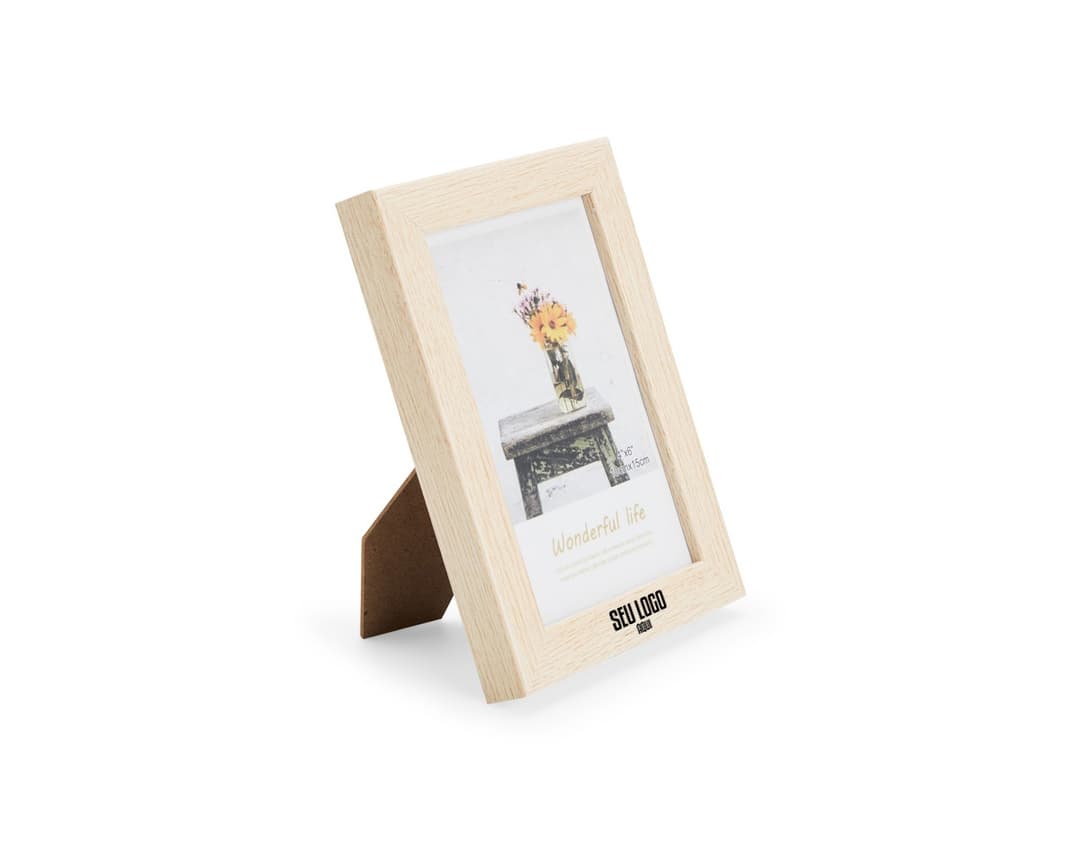 Porta retrato de PVC com design simples e moderno para fotos de tamanho padrão. Cor preta com detalhes minimalistas. Ideal para decorar ambientes de forma discreta e elegante.