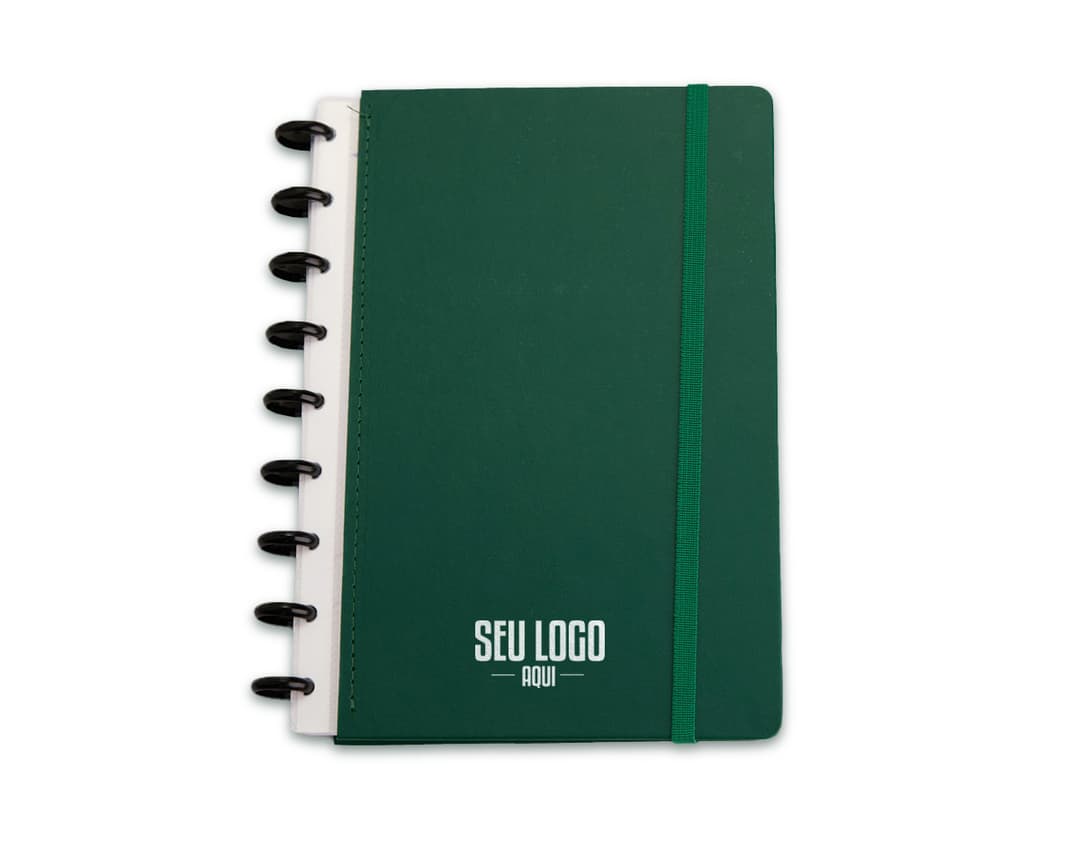 Produto: Caderno de Disco
Descrição: Um caderno de capa dura com design moderno, possui um sistema de discos para fácil remoção e adição de folhas. A capa é preta com detalhes em dourado e há folhas pautadas no interior do caderno.