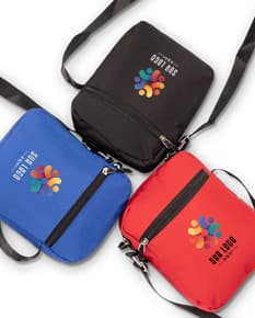 Mini bolsa transversal preta de couro com fecho em metal, ideal para guardar chaves, celular, dinheiro e outros objetos pessoais. Design moderno, compacto e seguro, perfeito para uso no dia a dia.